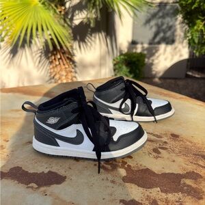 Toddler Kids’ Air Jordan 1 Mid Sneakers